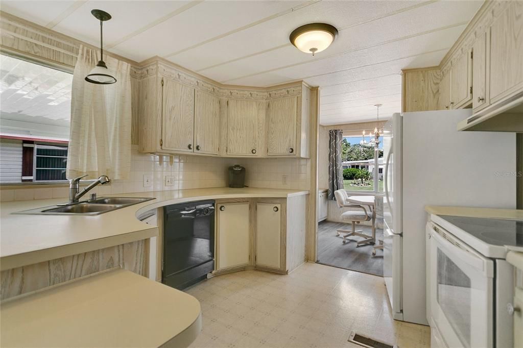 For Sale: $161,913 (2 beds, 2 baths, 1056 Square Feet)