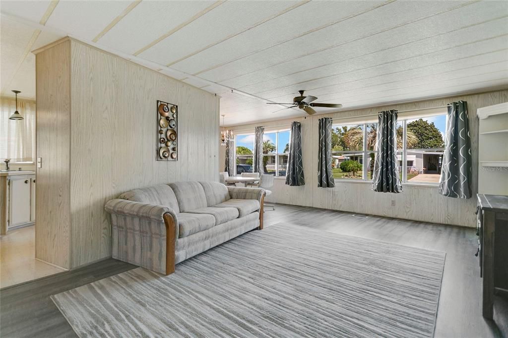 For Sale: $161,913 (2 beds, 2 baths, 1056 Square Feet)