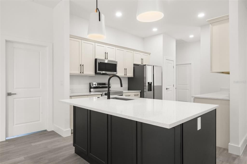 Activo con contrato: $439,900 (4 camas, 2 baños, 2124 Pies cuadrados)