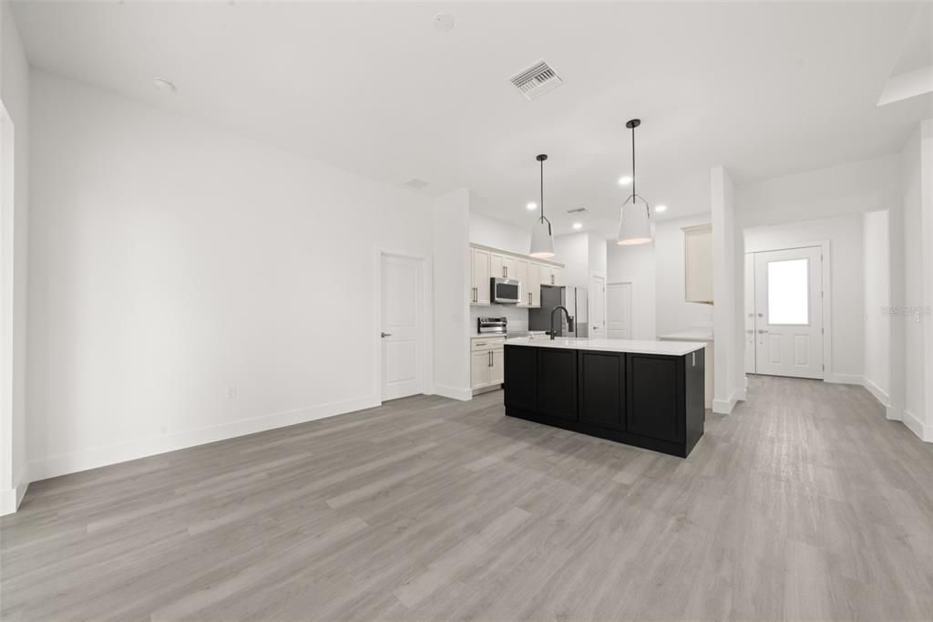 Activo con contrato: $439,900 (4 camas, 2 baños, 2124 Pies cuadrados)