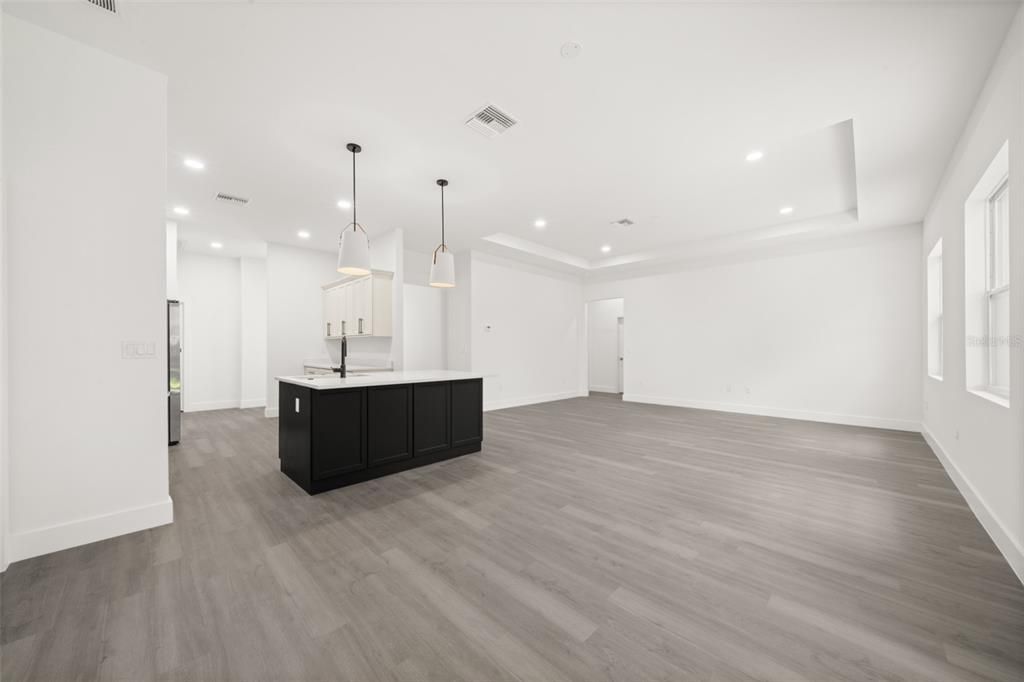 Activo con contrato: $439,900 (4 camas, 2 baños, 2124 Pies cuadrados)