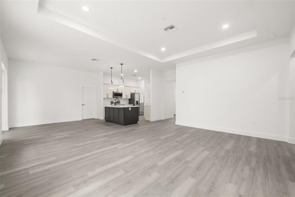 Activo con contrato: $439,900 (4 camas, 2 baños, 2124 Pies cuadrados)