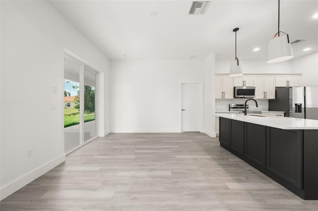 Activo con contrato: $439,900 (4 camas, 2 baños, 2124 Pies cuadrados)