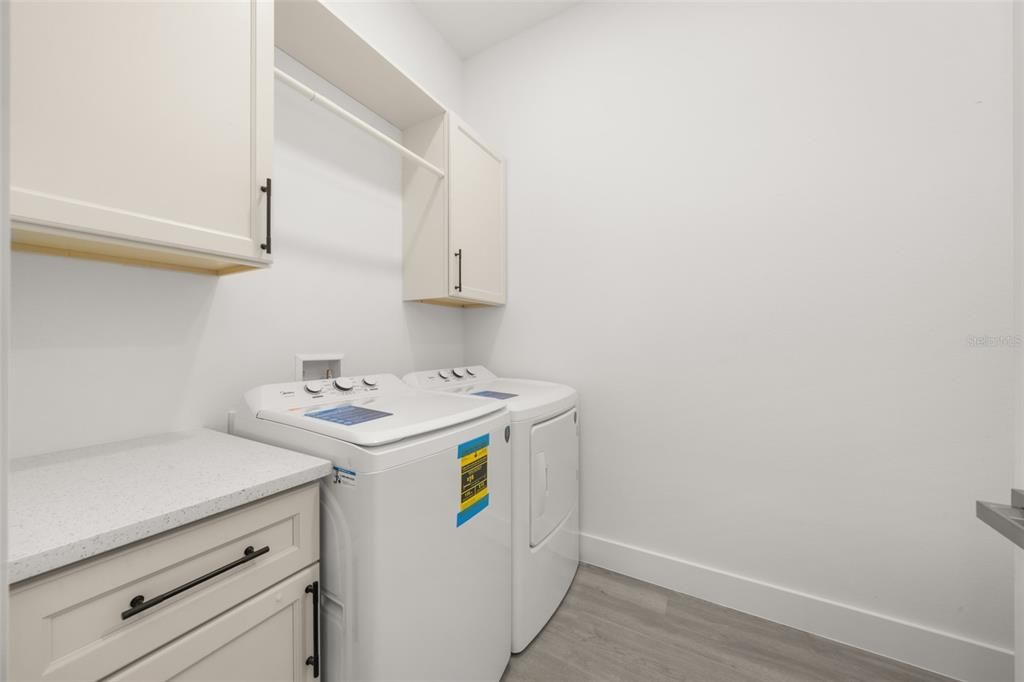 Activo con contrato: $439,900 (4 camas, 2 baños, 2124 Pies cuadrados)