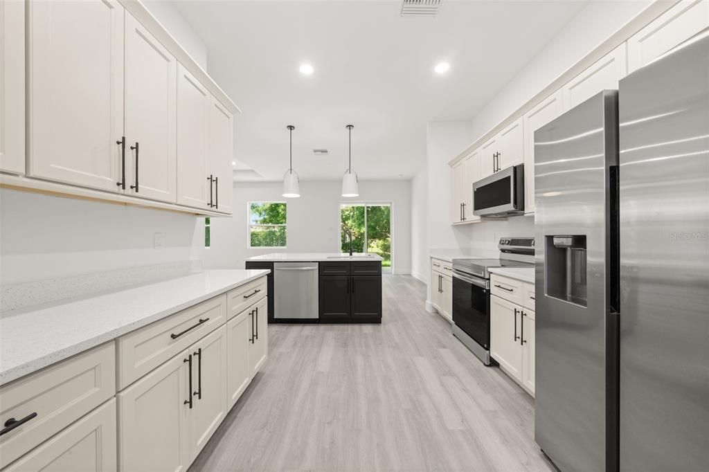 Activo con contrato: $439,900 (4 camas, 2 baños, 2124 Pies cuadrados)