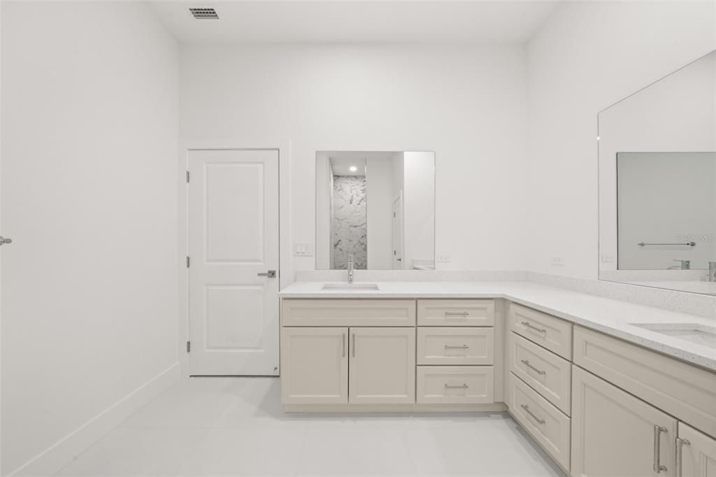 Activo con contrato: $439,900 (4 camas, 2 baños, 2124 Pies cuadrados)
