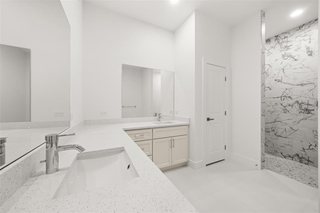 Activo con contrato: $439,900 (4 camas, 2 baños, 2124 Pies cuadrados)