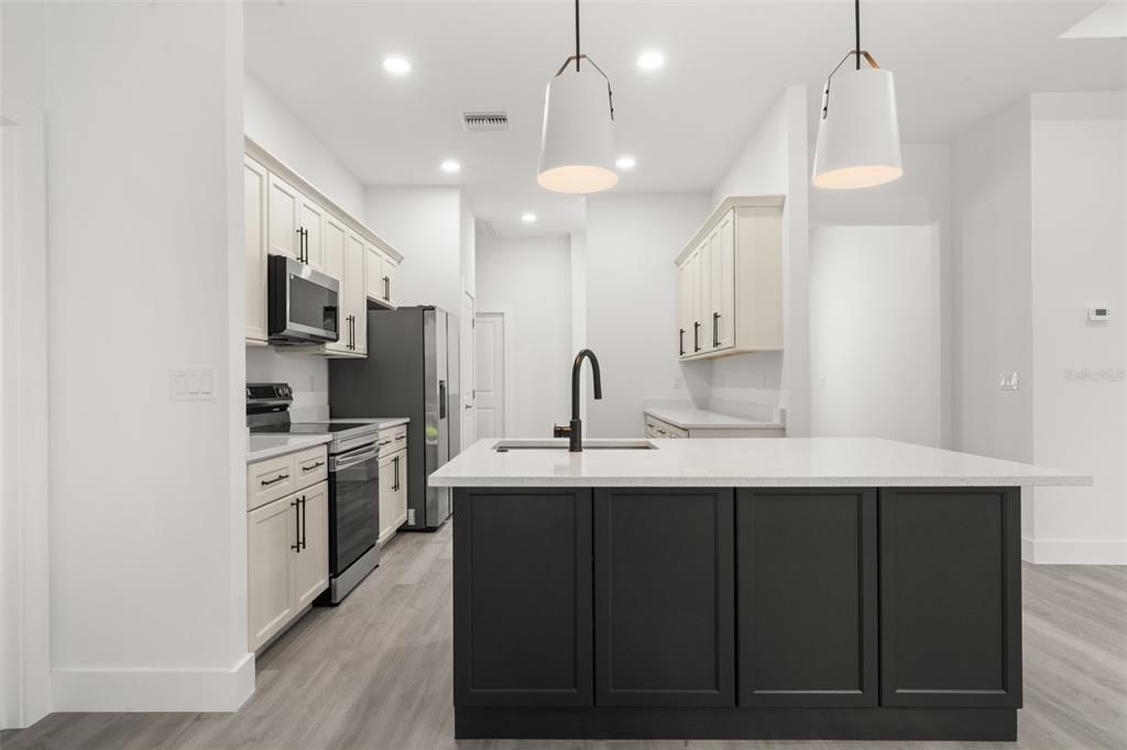 Activo con contrato: $439,900 (4 camas, 2 baños, 2124 Pies cuadrados)