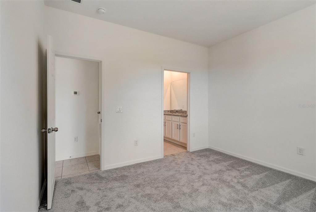 合同活跃: $265,410 (3 贝兹, 2 浴室, 1350 平方英尺)