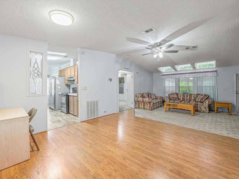 Activo con contrato: $185,000 (3 camas, 2 baños, 1296 Pies cuadrados)