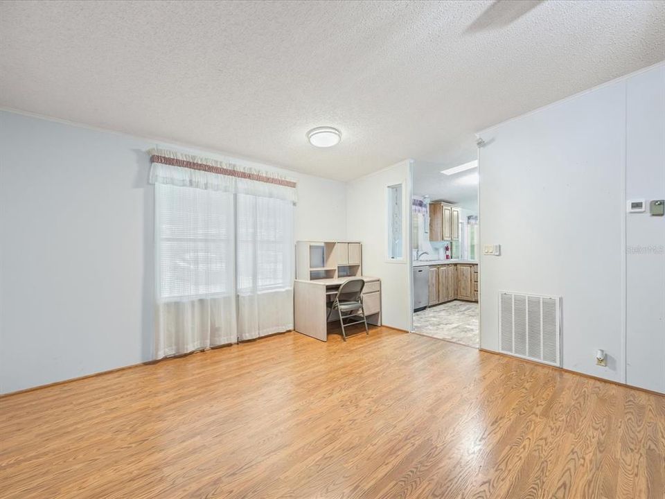 Activo con contrato: $185,000 (3 camas, 2 baños, 1296 Pies cuadrados)