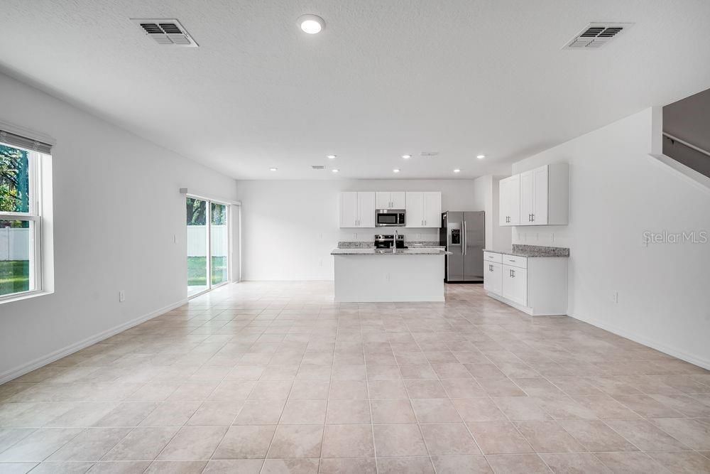 合同活跃: $349,999 (4 贝兹, 2 浴室, 2271 平方英尺)