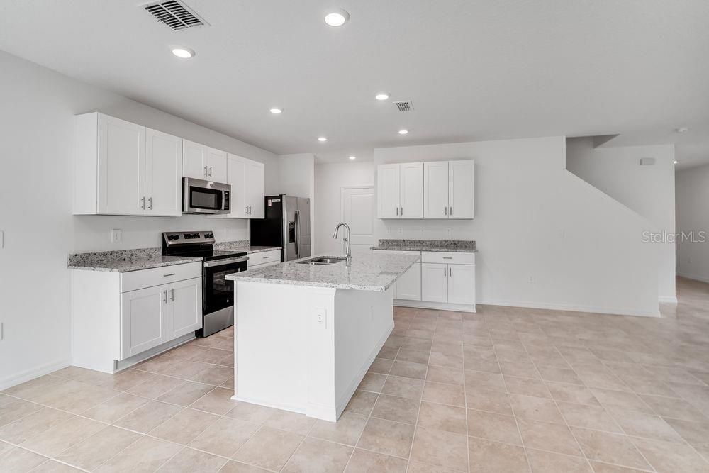 合同活跃: $349,999 (4 贝兹, 2 浴室, 2271 平方英尺)