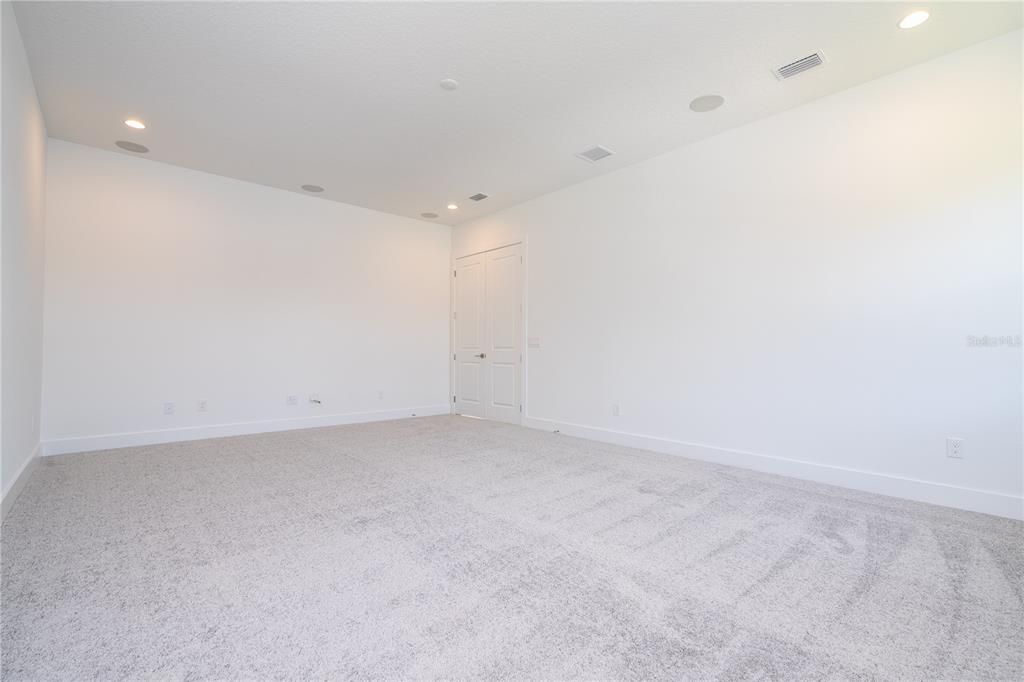 出租: $18,000 (5 贝兹, 5 浴室, 5855 平方英尺)