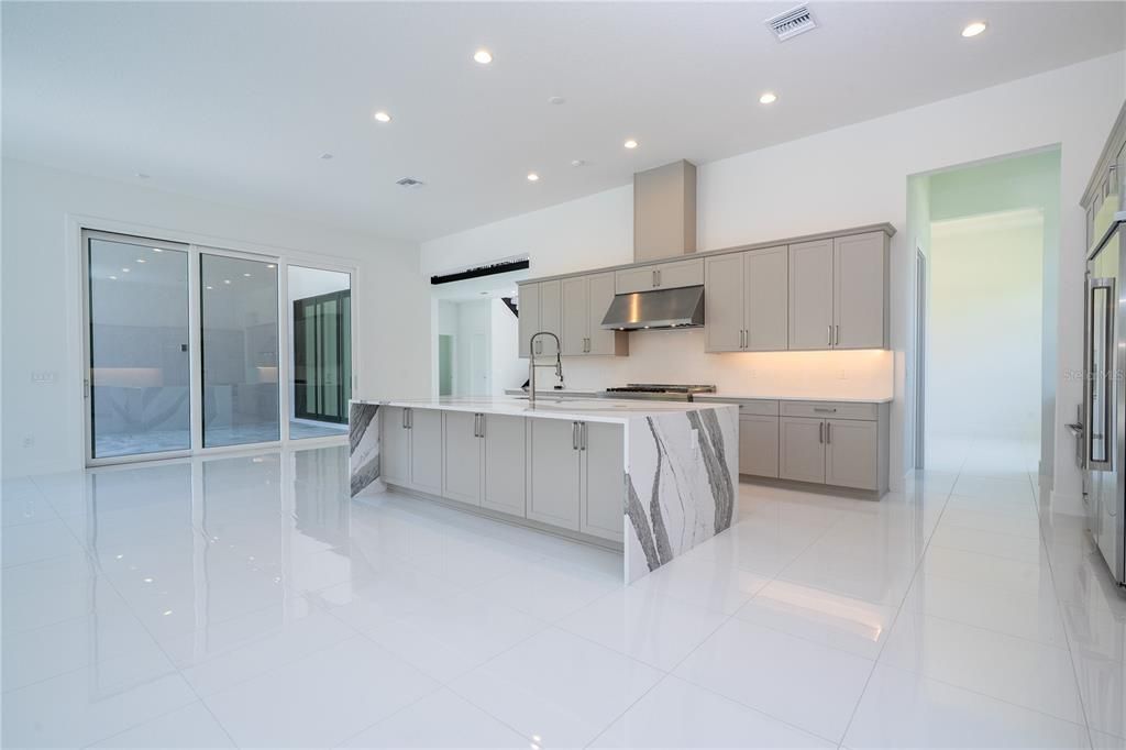 出租: $18,000 (5 贝兹, 5 浴室, 5855 平方英尺)