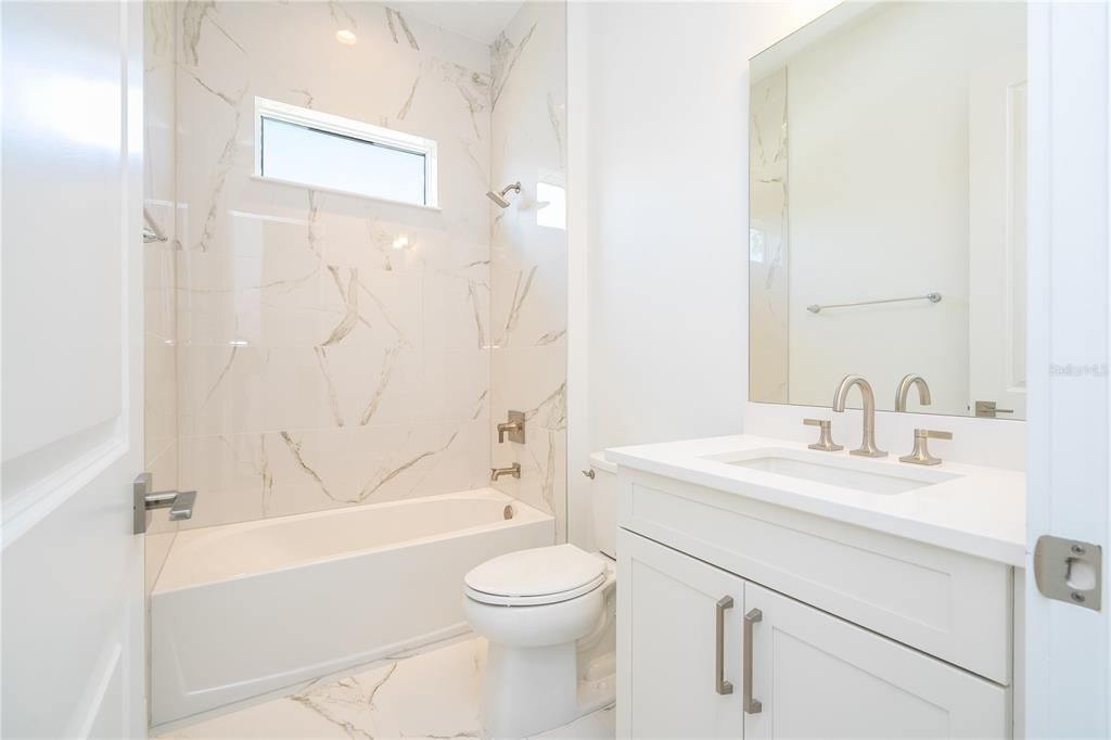 出租: $18,000 (5 贝兹, 5 浴室, 5855 平方英尺)