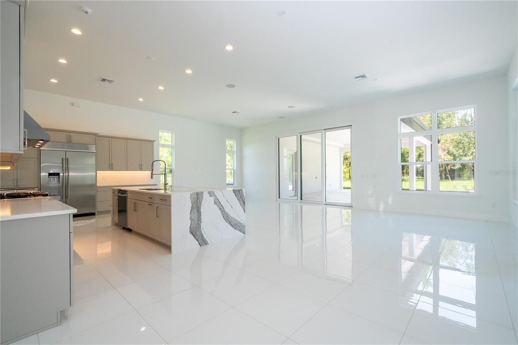 出租: $18,000 (5 贝兹, 5 浴室, 5855 平方英尺)