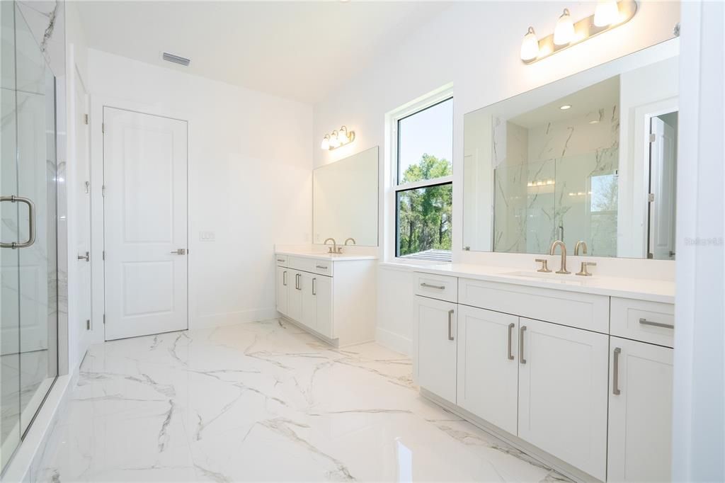 出租: $18,000 (5 贝兹, 5 浴室, 5855 平方英尺)