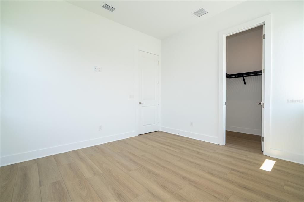 出租: $18,000 (5 贝兹, 5 浴室, 5855 平方英尺)