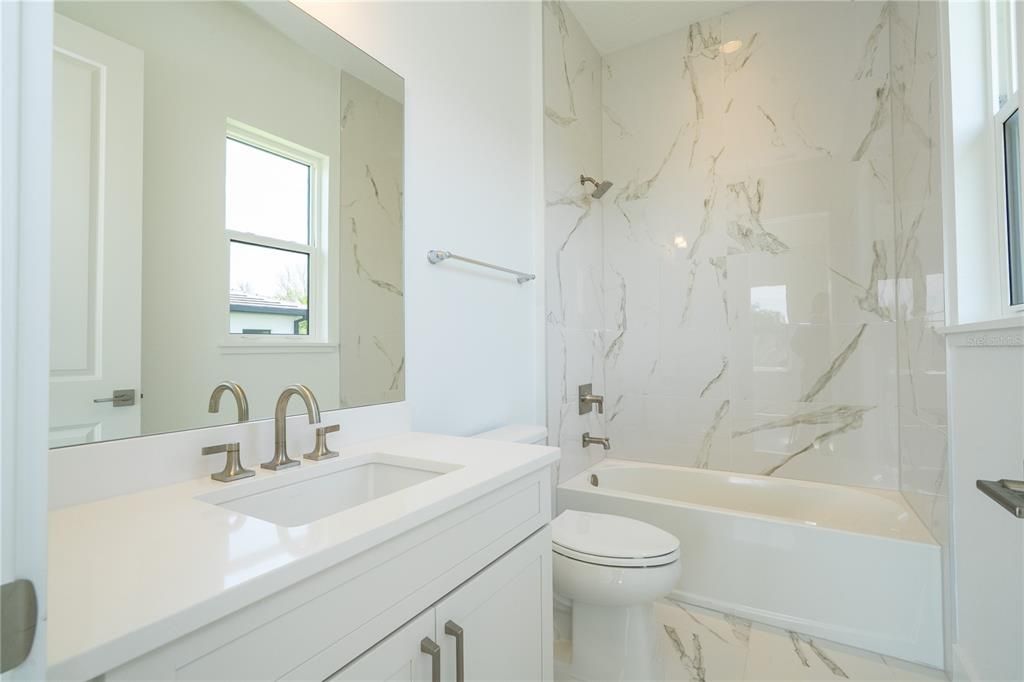 出租: $18,000 (5 贝兹, 5 浴室, 5855 平方英尺)