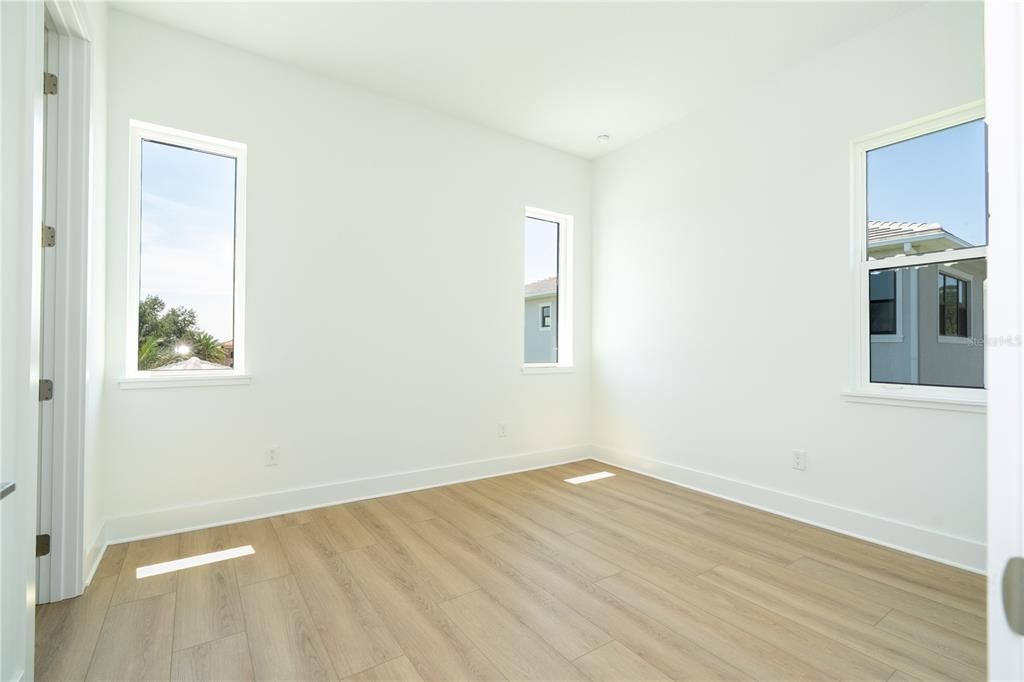 出租: $18,000 (5 贝兹, 5 浴室, 5855 平方英尺)