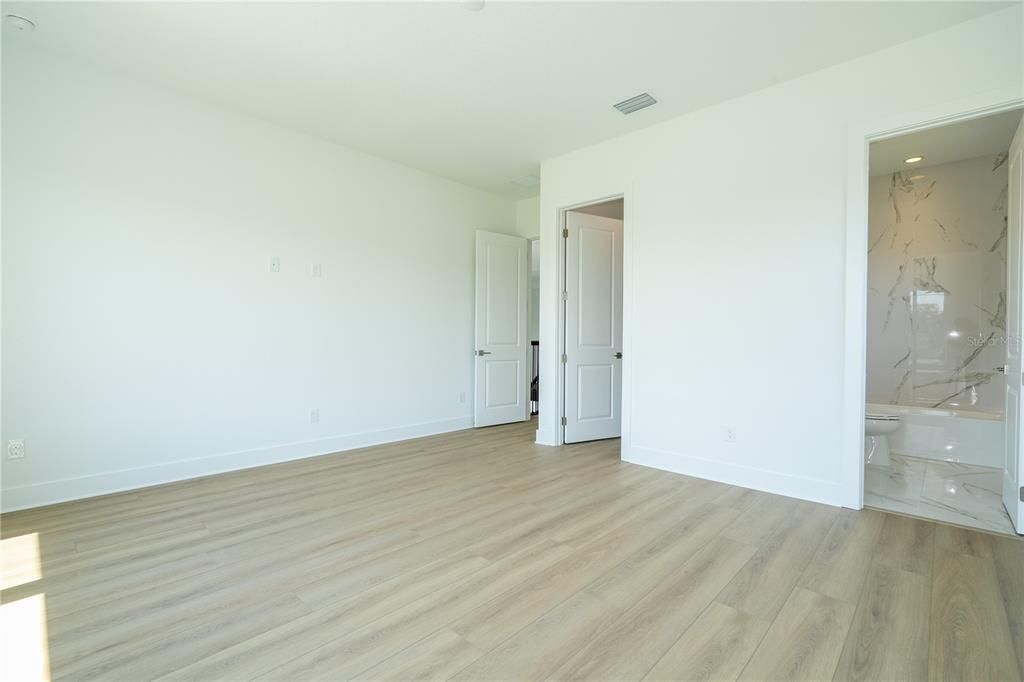 出租: $18,000 (5 贝兹, 5 浴室, 5855 平方英尺)