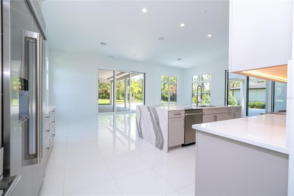 出租: $18,000 (5 贝兹, 5 浴室, 5855 平方英尺)