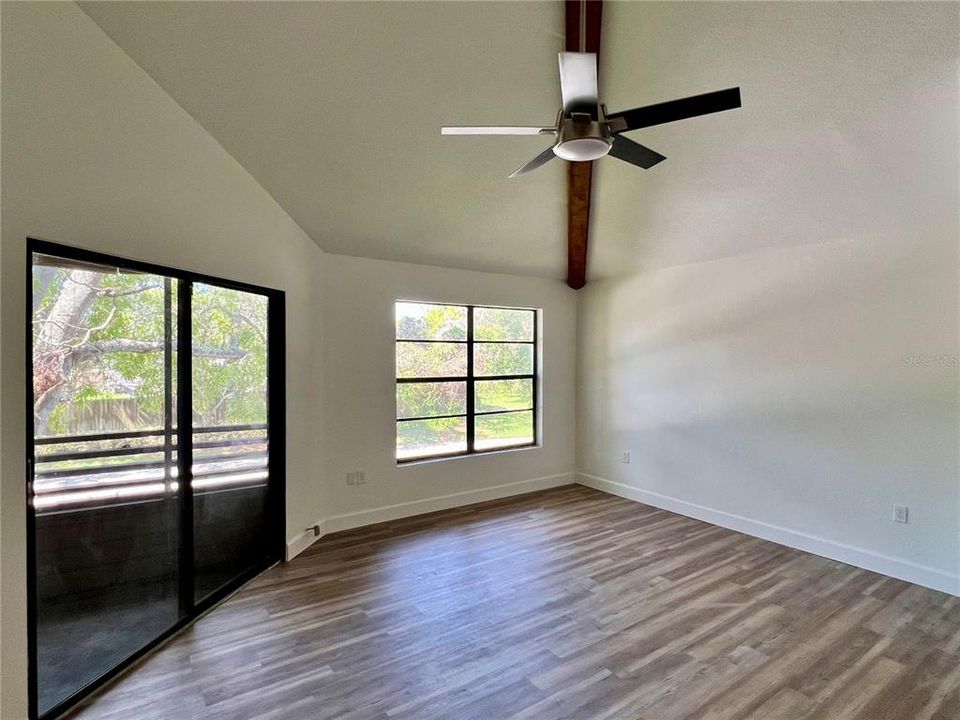 Active With Contract: $185,000 (2 beds, 1 baths, 893 Square Feet)
