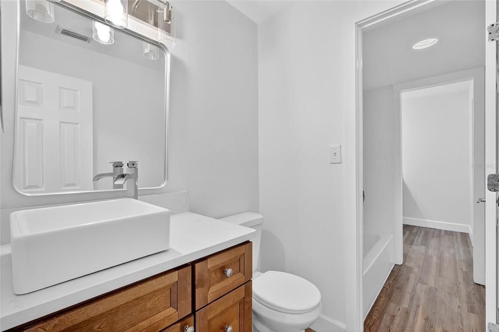 Active With Contract: $185,000 (2 beds, 1 baths, 893 Square Feet)