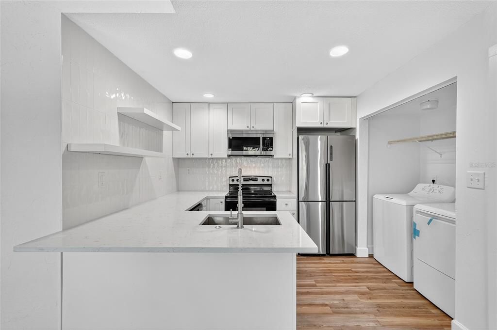 Active With Contract: $185,000 (2 beds, 1 baths, 893 Square Feet)