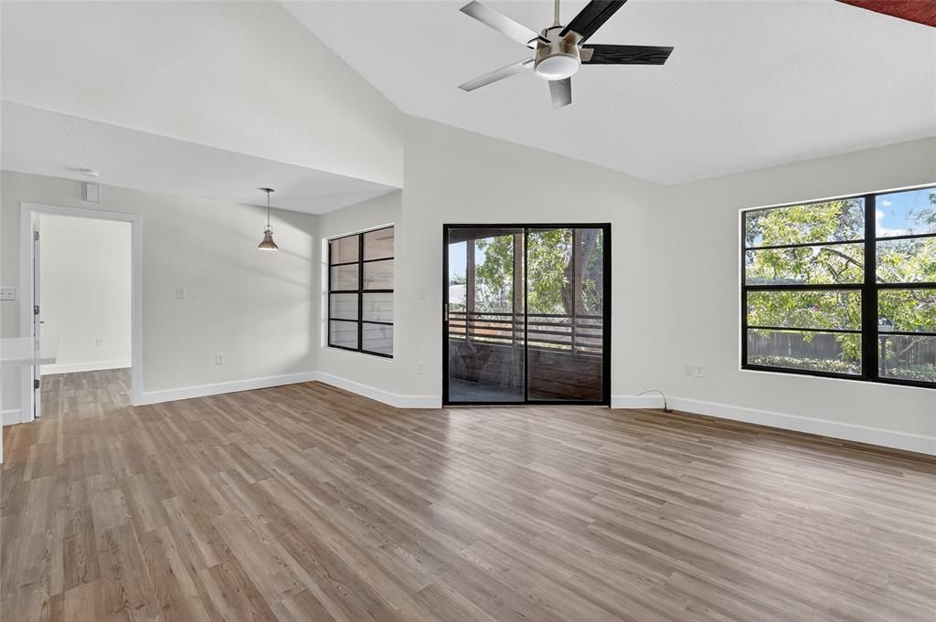 Active With Contract: $185,000 (2 beds, 1 baths, 893 Square Feet)