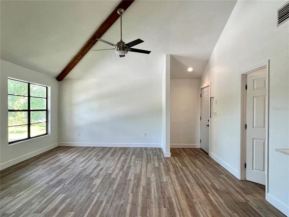 Active With Contract: $185,000 (2 beds, 1 baths, 893 Square Feet)