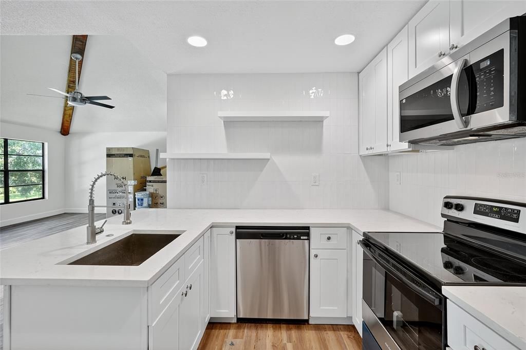Active With Contract: $185,000 (2 beds, 1 baths, 893 Square Feet)