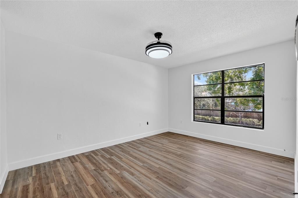 Active With Contract: $185,000 (2 beds, 1 baths, 893 Square Feet)