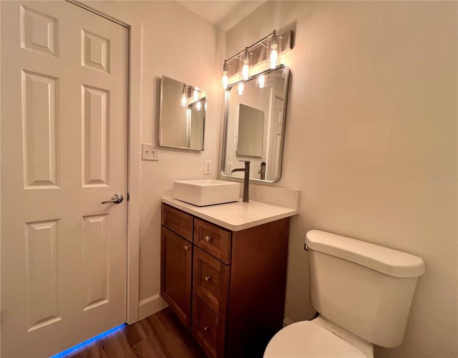 Active With Contract: $185,000 (2 beds, 1 baths, 893 Square Feet)