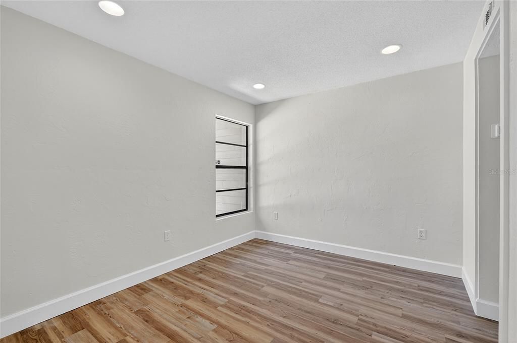 Active With Contract: $185,000 (2 beds, 1 baths, 893 Square Feet)