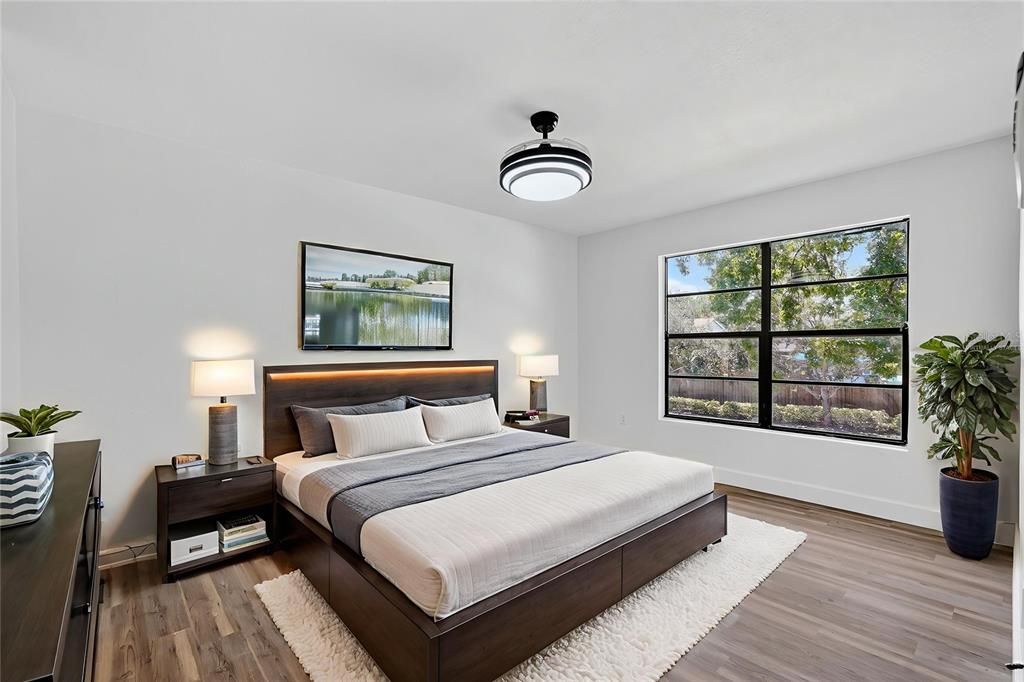 Active With Contract: $185,000 (2 beds, 1 baths, 893 Square Feet)