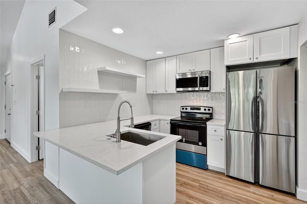 Active With Contract: $185,000 (2 beds, 1 baths, 893 Square Feet)