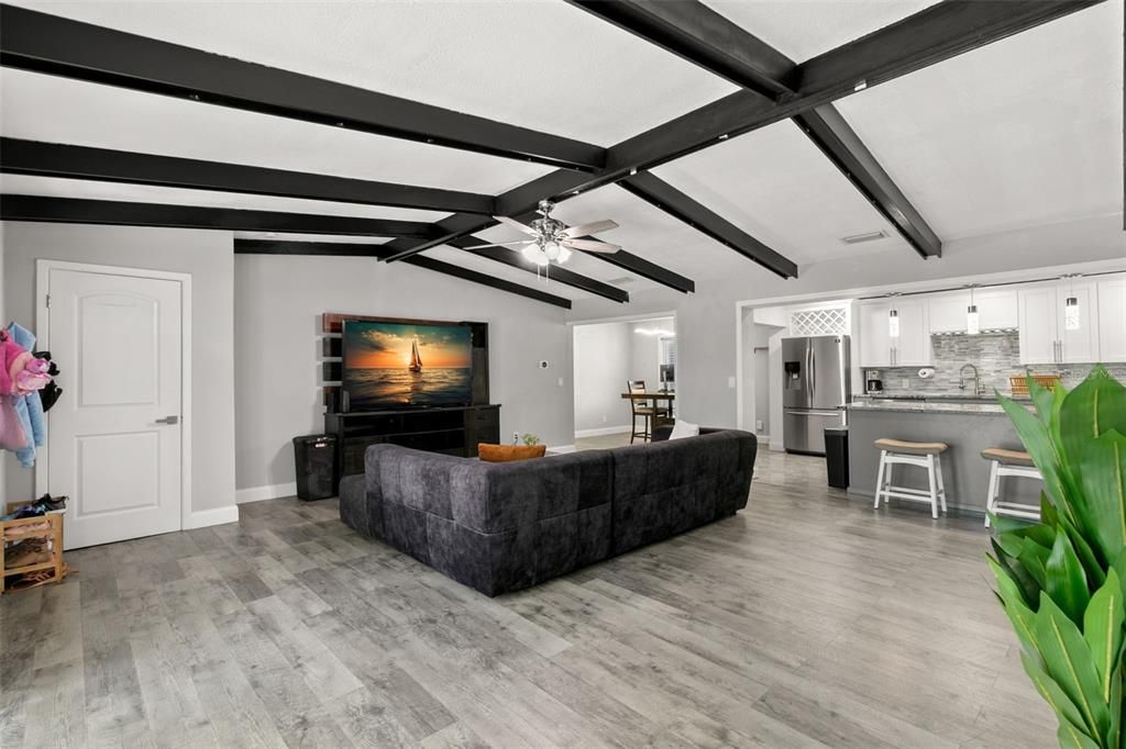 出租: $3,200 (3 贝兹, 2 浴室, 1530 平方英尺)