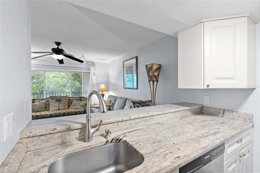 Под контрактом: $139,900 (1 спален, 1 ванн, 690 Квадратных фут)