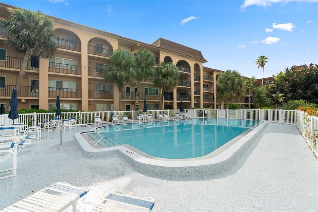 Под контрактом: $139,900 (1 спален, 1 ванн, 690 Квадратных фут)