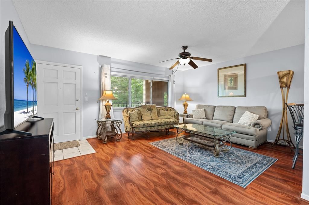 Под контрактом: $139,900 (1 спален, 1 ванн, 690 Квадратных фут)