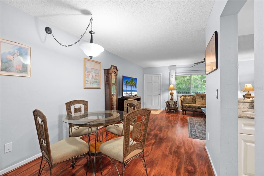 Под контрактом: $139,900 (1 спален, 1 ванн, 690 Квадратных фут)