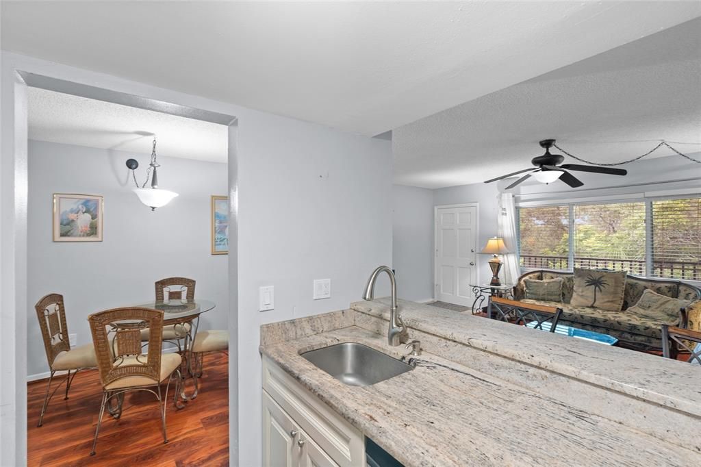 Под контрактом: $139,900 (1 спален, 1 ванн, 690 Квадратных фут)