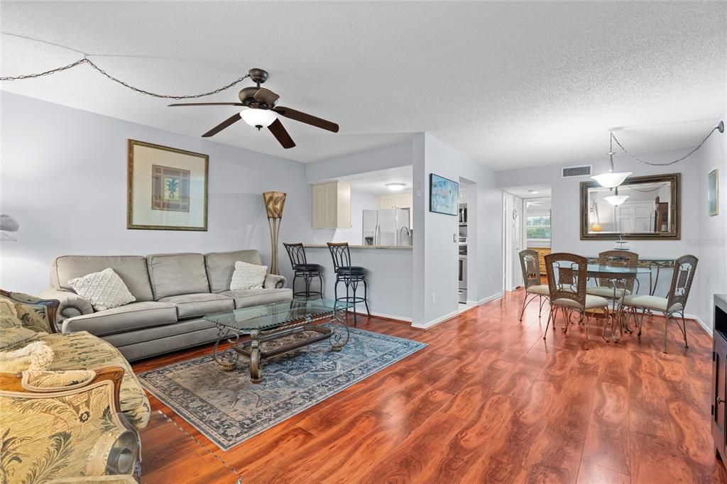 Под контрактом: $139,900 (1 спален, 1 ванн, 690 Квадратных фут)