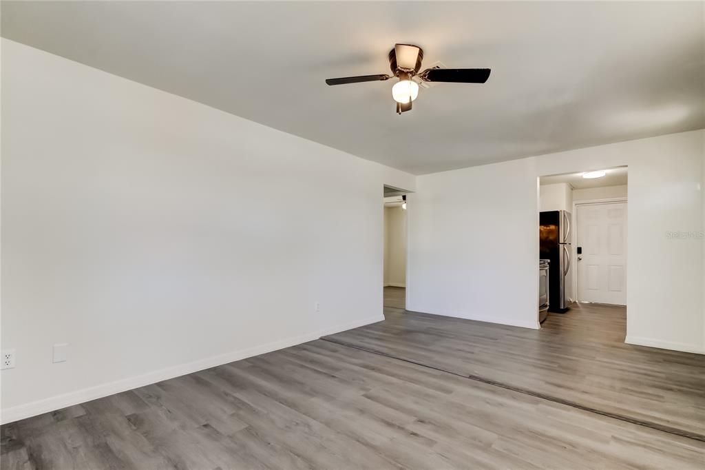 待售: $160,000 (2 贝兹, 1 浴室, 660 平方英尺)