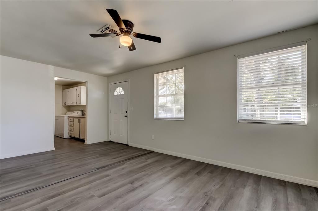 待售: $160,000 (2 贝兹, 1 浴室, 660 平方英尺)