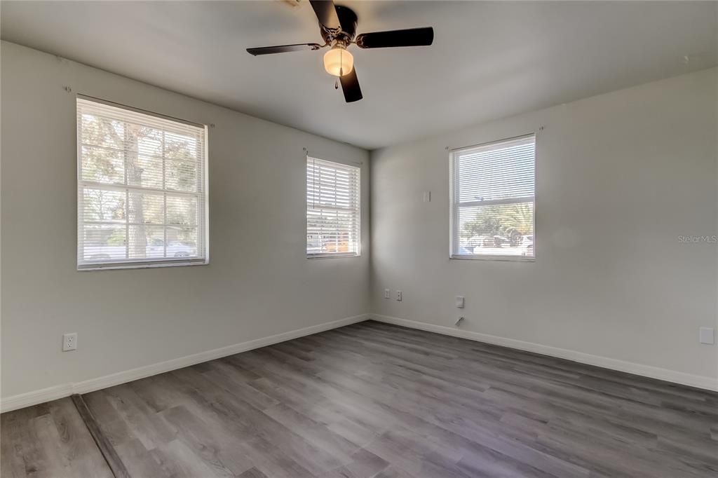 待售: $160,000 (2 贝兹, 1 浴室, 660 平方英尺)