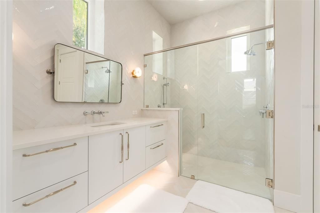 For Sale: $2,650,000 (6 beds, 4 baths, 6973 Square Feet)