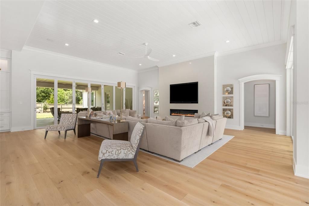 For Sale: $2,650,000 (6 beds, 4 baths, 6973 Square Feet)